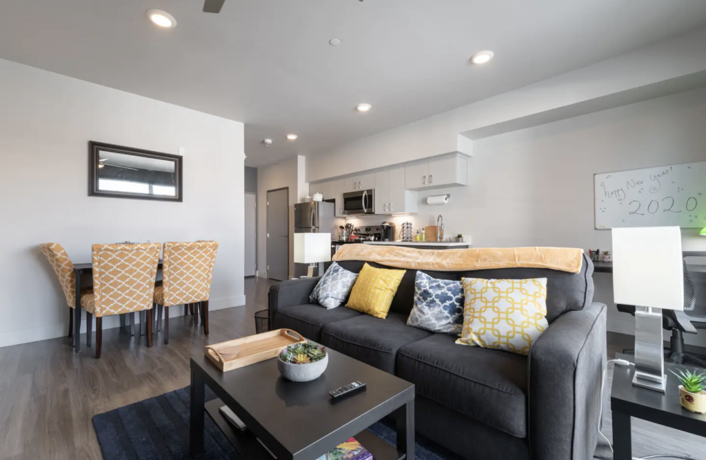 Luxe Apt @ Downtown Commons | Netflix + TV in Bed