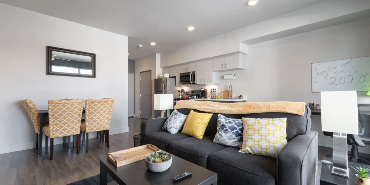 Luxe Apt @ Downtown Commons | Netflix + TV in Bed