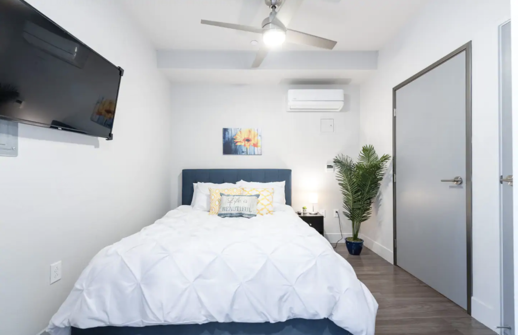 Luxe Apt @ Downtown Commons | Netflix + TV in Bed