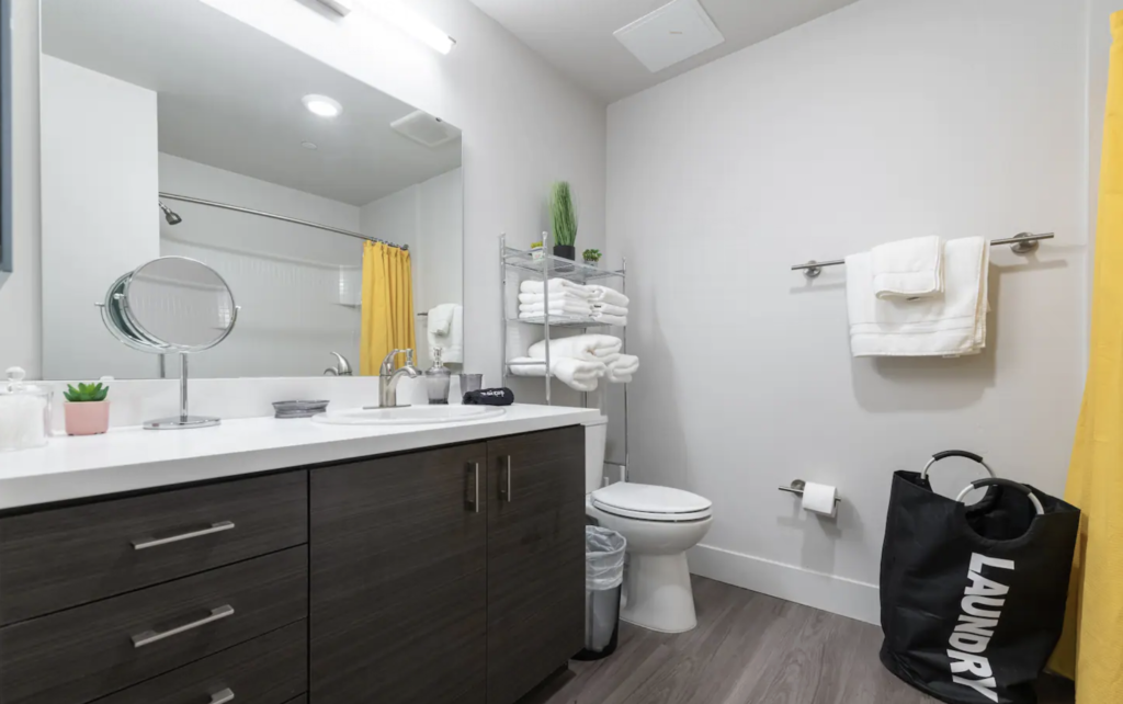 Luxe Apt @ Downtown Commons | Netflix + TV in Bed